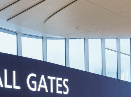 Kuvituskuva lentoaseman all gates -kyltistä ja ikkunoista.
