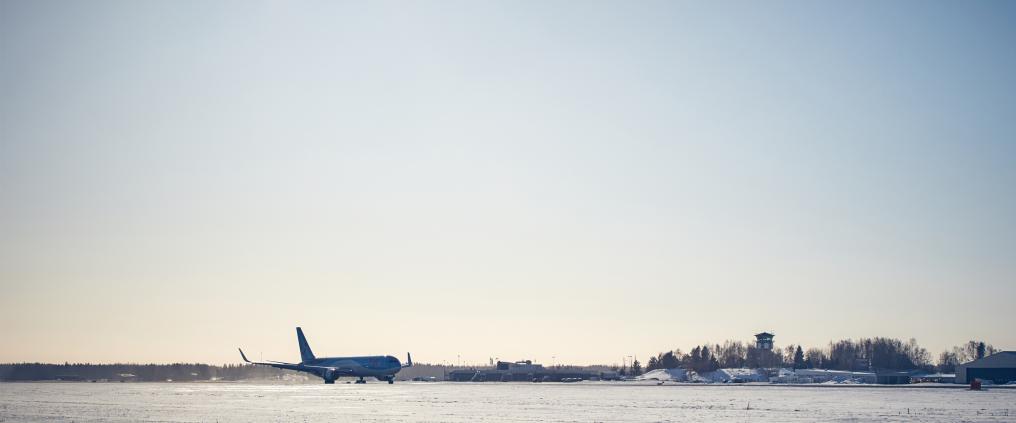 Lentokone talvisella lentokentällä.