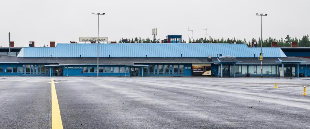Kuvassa näkyy Kuusamon lentoaseman kiitotietä ja taustalla terminaalirakennus.